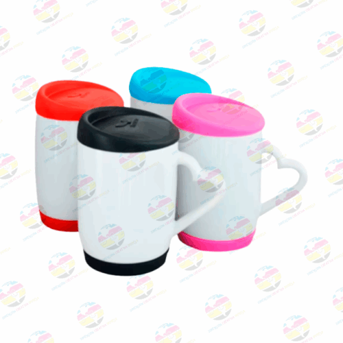 Taza con asa de corazón con tapa y base de silicón